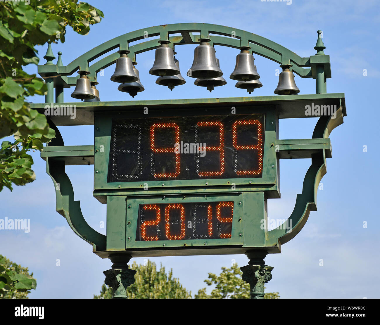Outdoor digital thermometer display hi-res stock photography and images ...