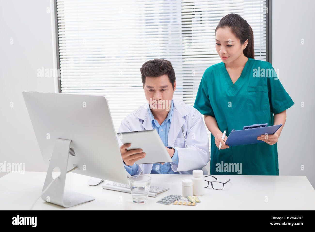Nurses doctor examining male patient hi-res stock photography and ...