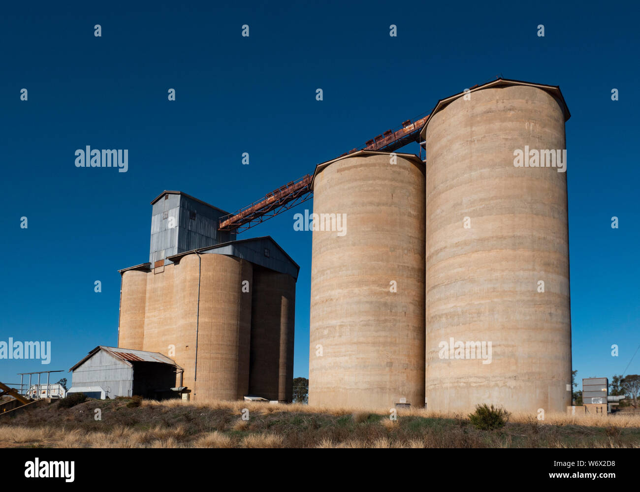 Tall concrete silos hires stock photography and images Alamy