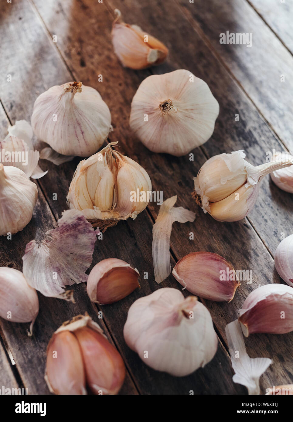 Garlic bulb and clove on rustic wooden Stock Photo - Alamy