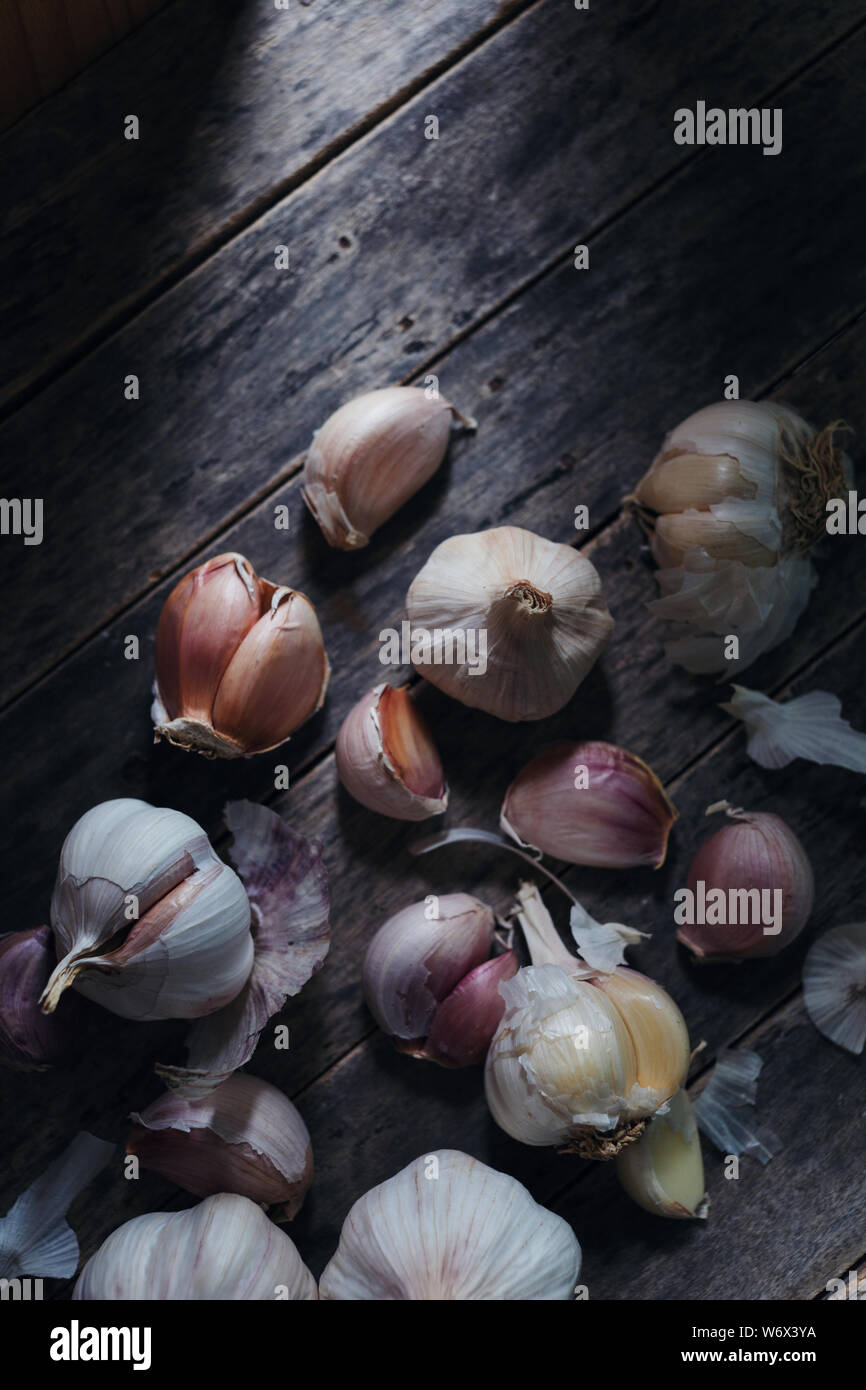 Garlic bulb and clove on rustic wooden Stock Photo - Alamy