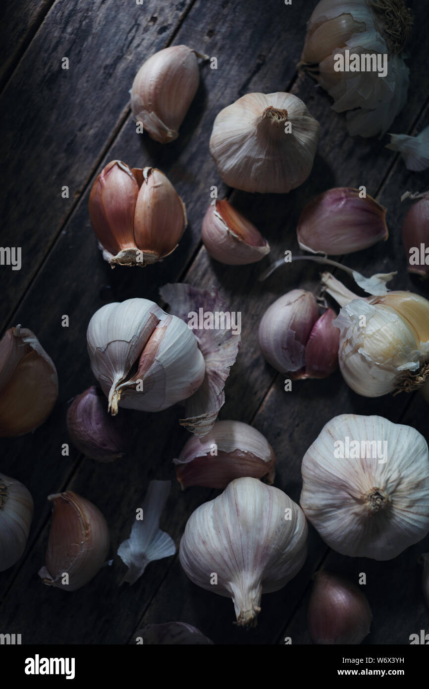 Garlic bulb and clove on rustic wooden Stock Photo - Alamy