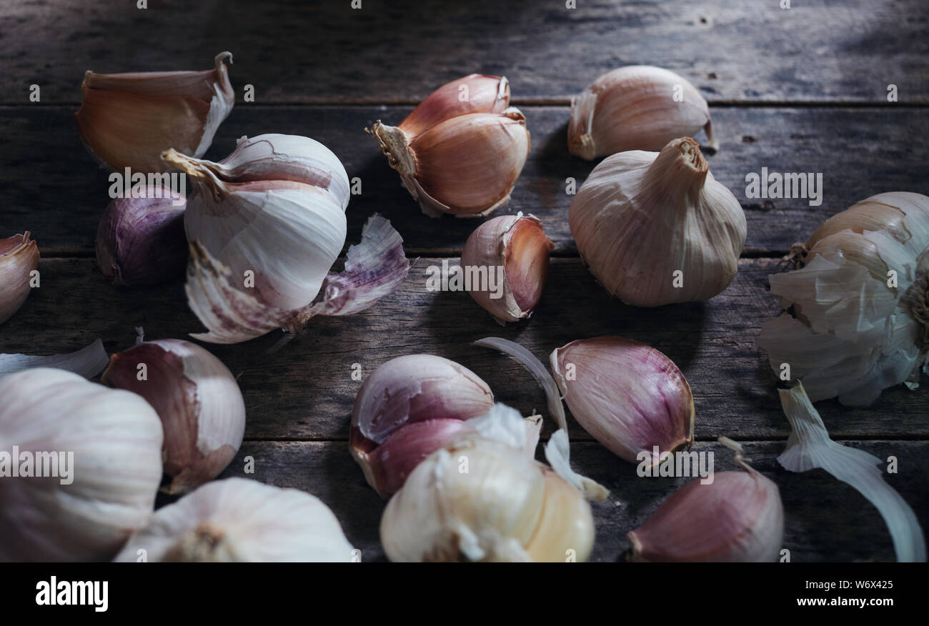 Garlic bulb and clove on rustic wooden Stock Photo - Alamy