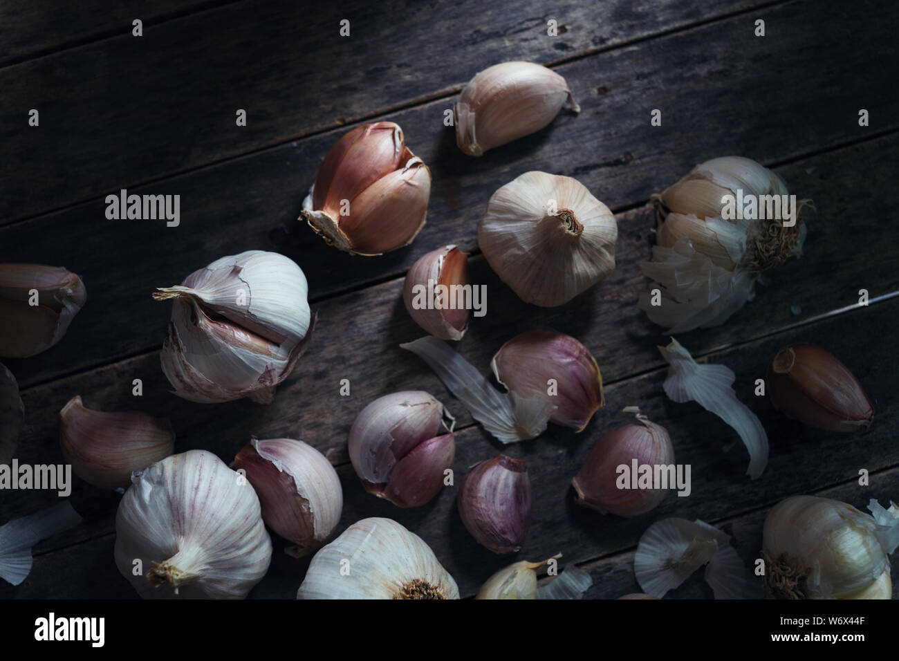 Garlic bulb and clove on rustic wooden Stock Photo - Alamy