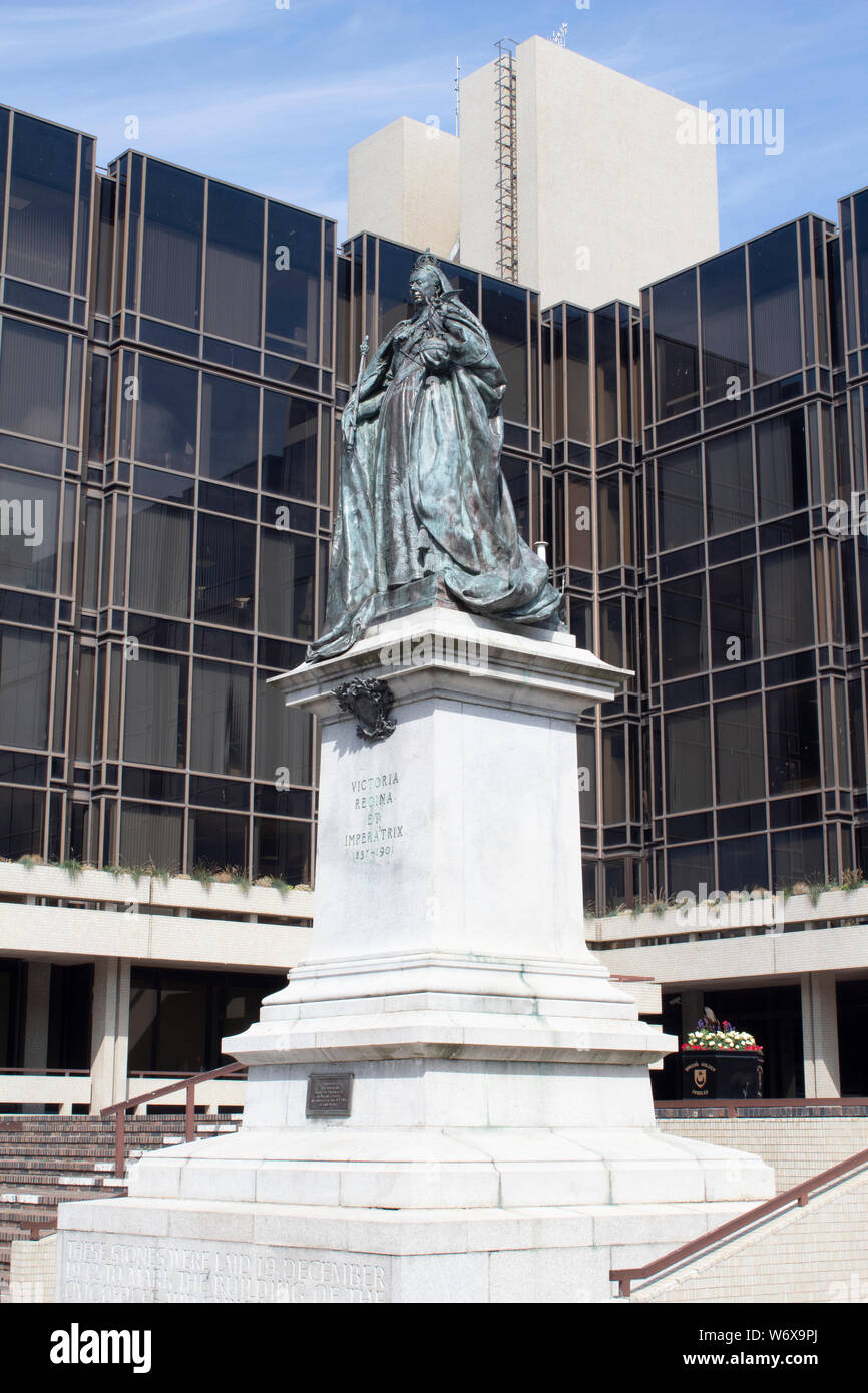 A bronze statue of Queen Victoria Statue by Alfred Drury in Guildhall
