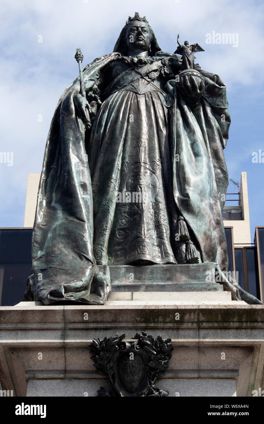 Как переводится opposite the palace there is a beautiful statue of queen victoria