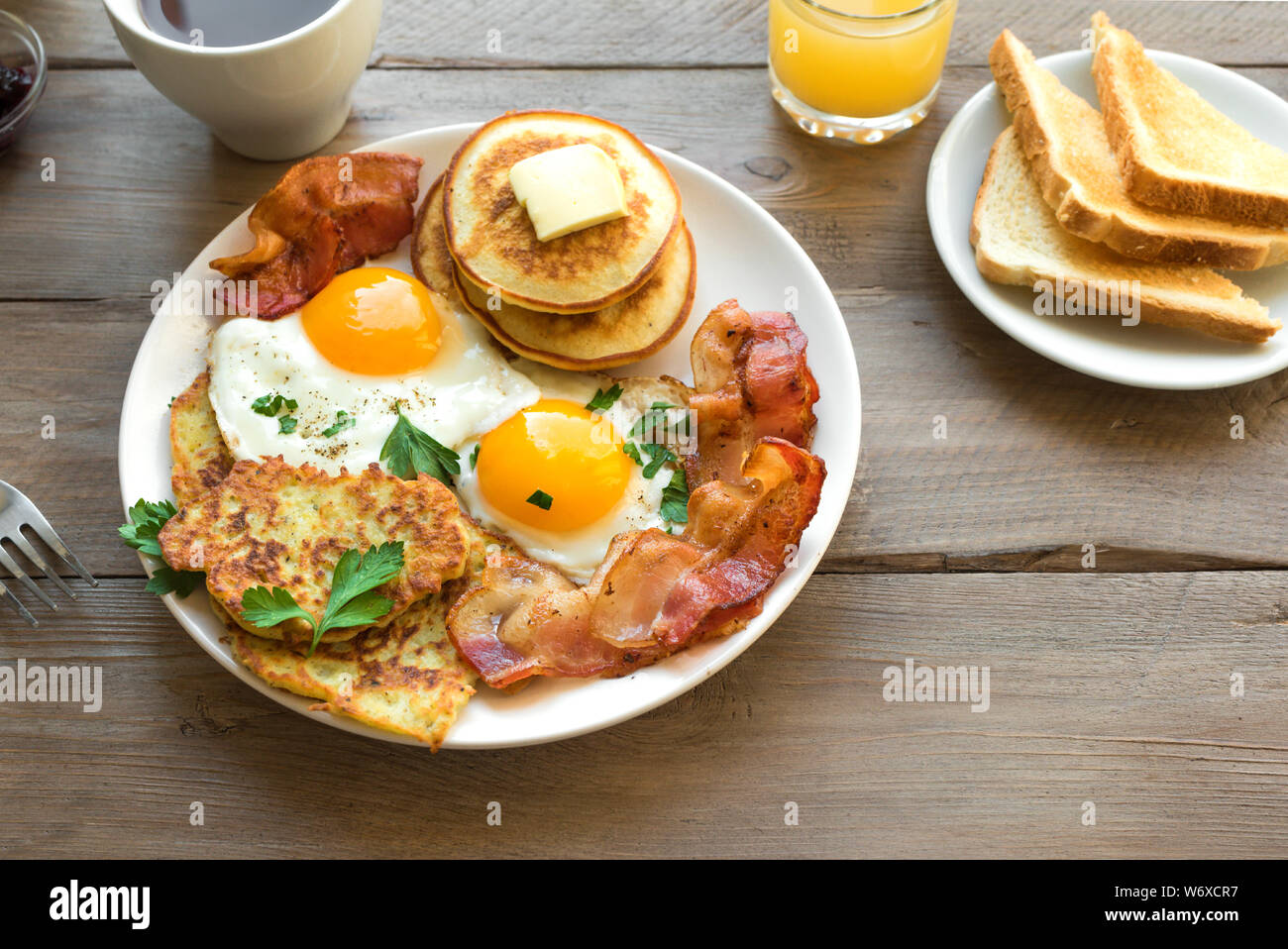 Cook Breakfeast Eggs and bacon breakfast hi-res stock photography and images - Alamy