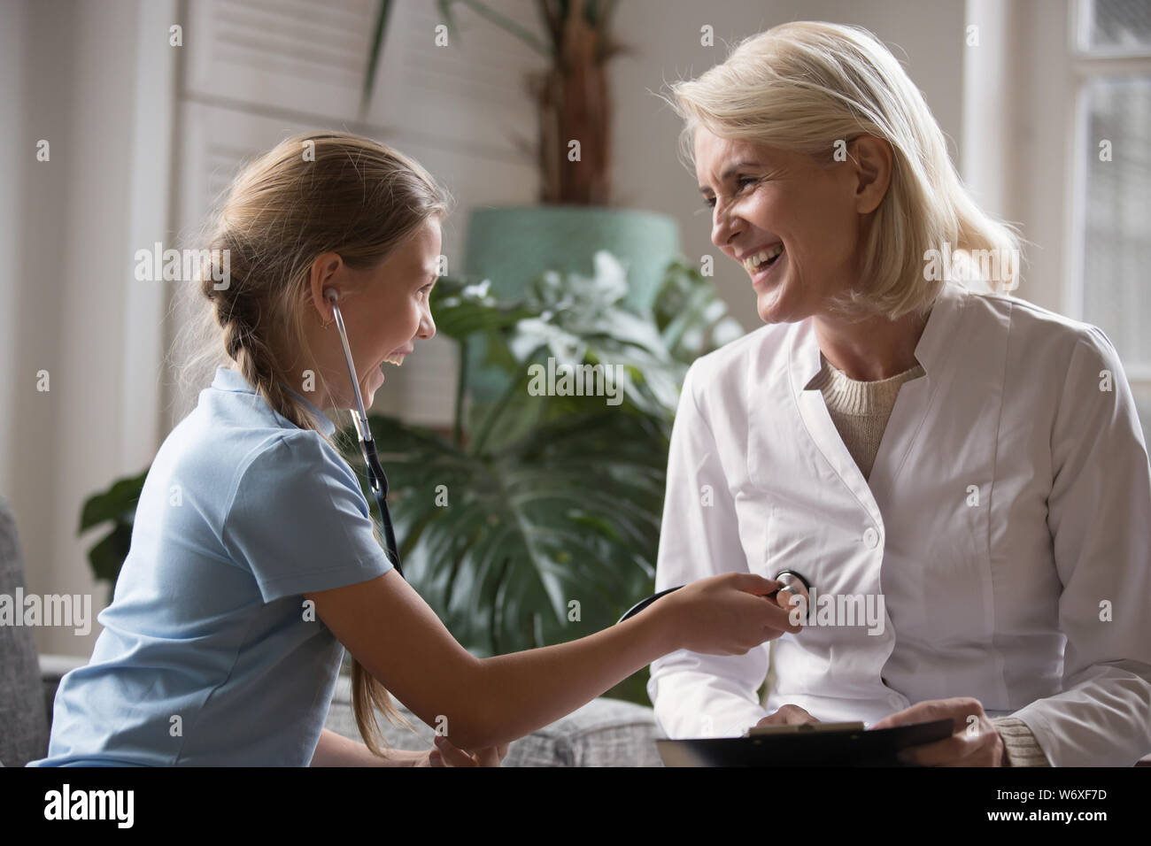 Doctor using stethoscope hi-res stock photography and images - Alamy