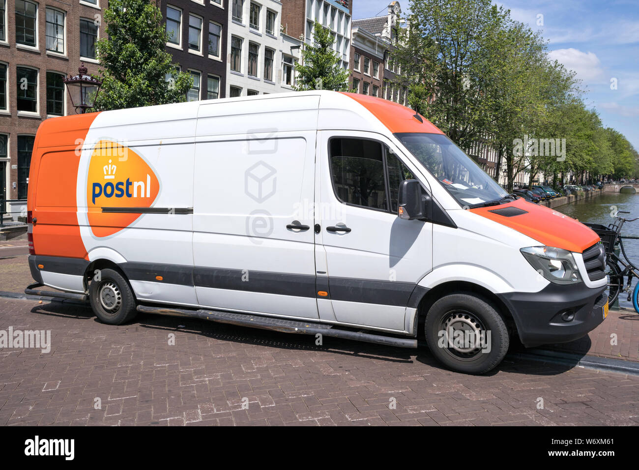 Inschrijven Meenemen Voorverkoop PostNL delivery van. PostNL is a mail, parcel and e-commerce corporation  with operations in the Netherlands, Germany, Italy, Belgium, and the U  Stock Photo - Alamy