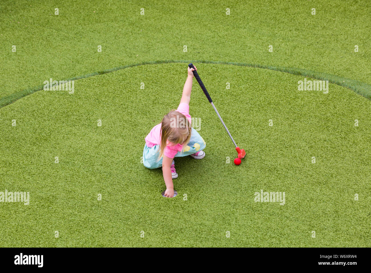 Kids playing mini golf hi-res stock photography and images - Alamy