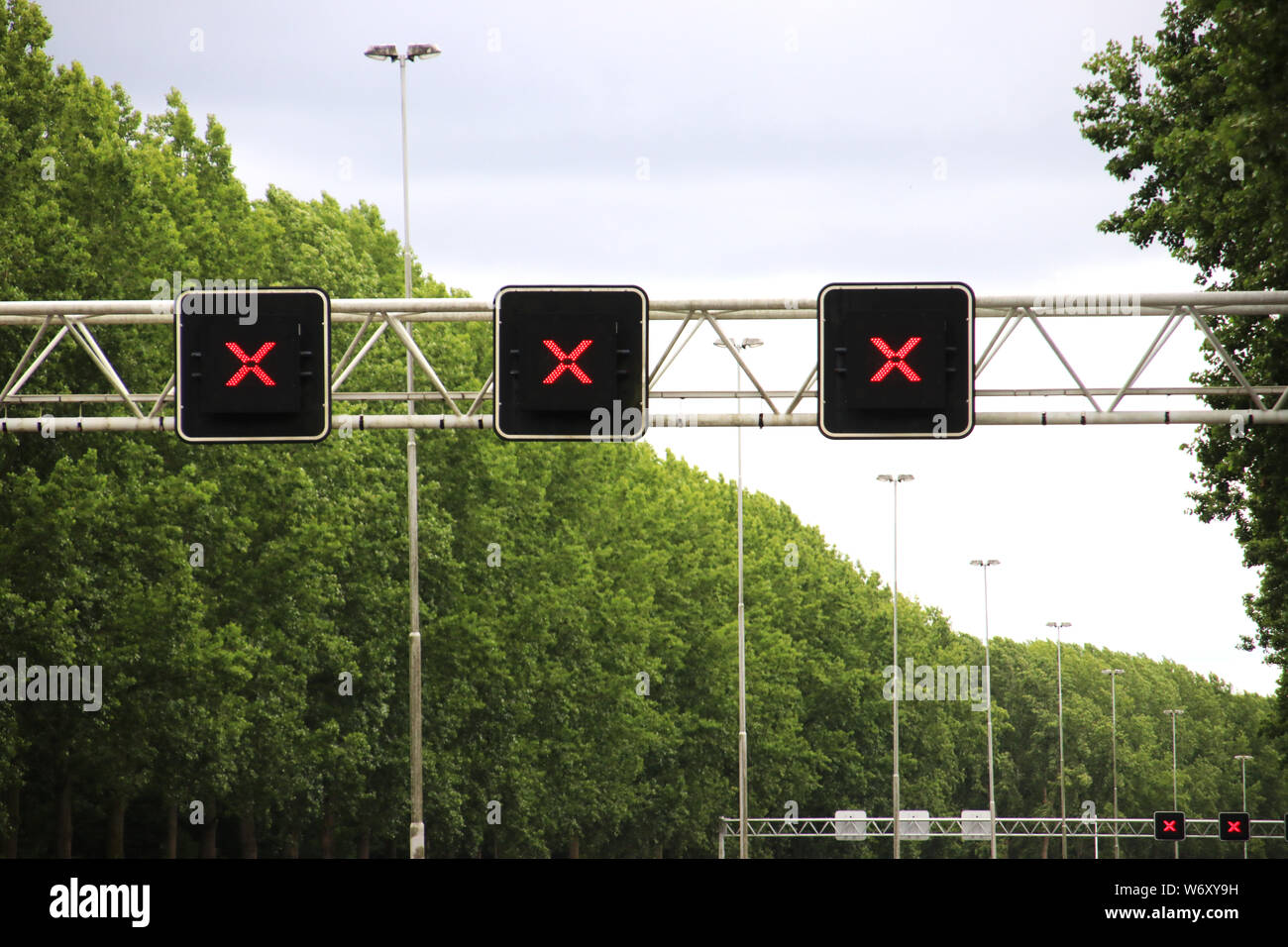 Red crosses above driving lanes on motorway A20 which indicate that the