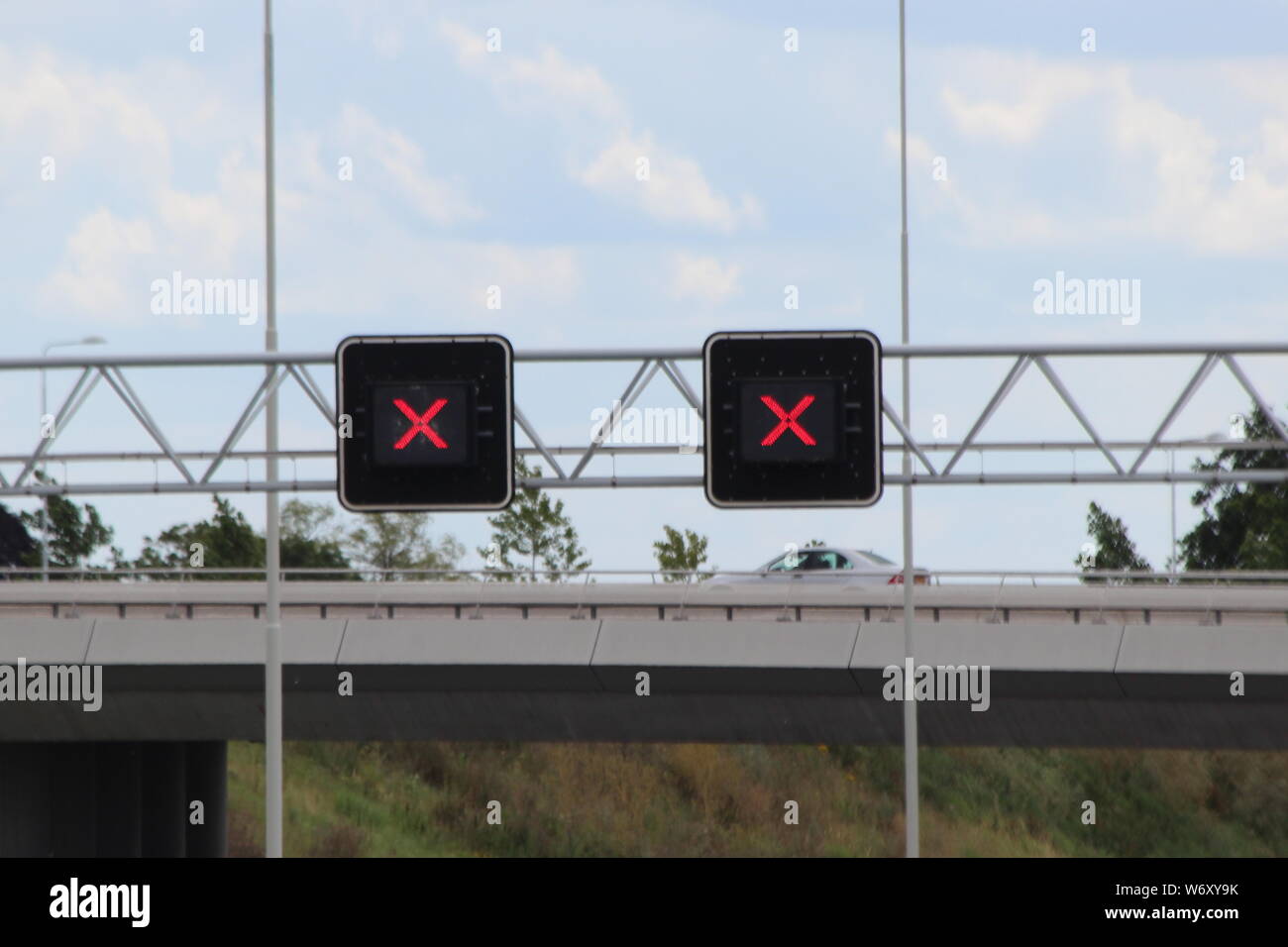 Red crosses above driving lanes on motorway A20 which indicate that the