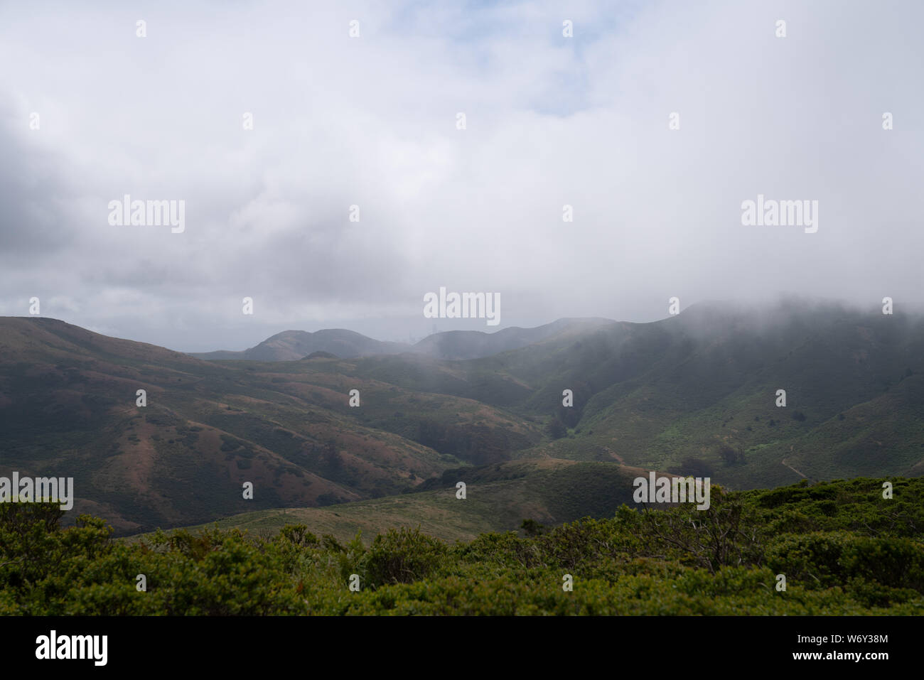 Rolling hills in the fog hi-res stock photography and images - Alamy