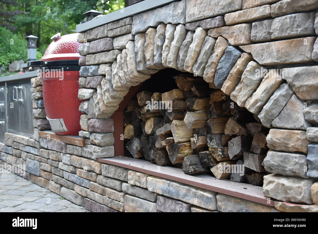 https://c8.alamy.com/comp/W6Y6HM/an-outdoor-kitchen-and-pizza-oven-with-ornate-stonework-W6Y6HM.jpg