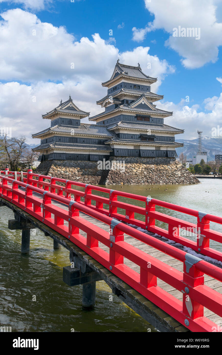 Red Bridge in front the the Keep of Matsumoto Castle, Matsumoto, Japan Stock Photo