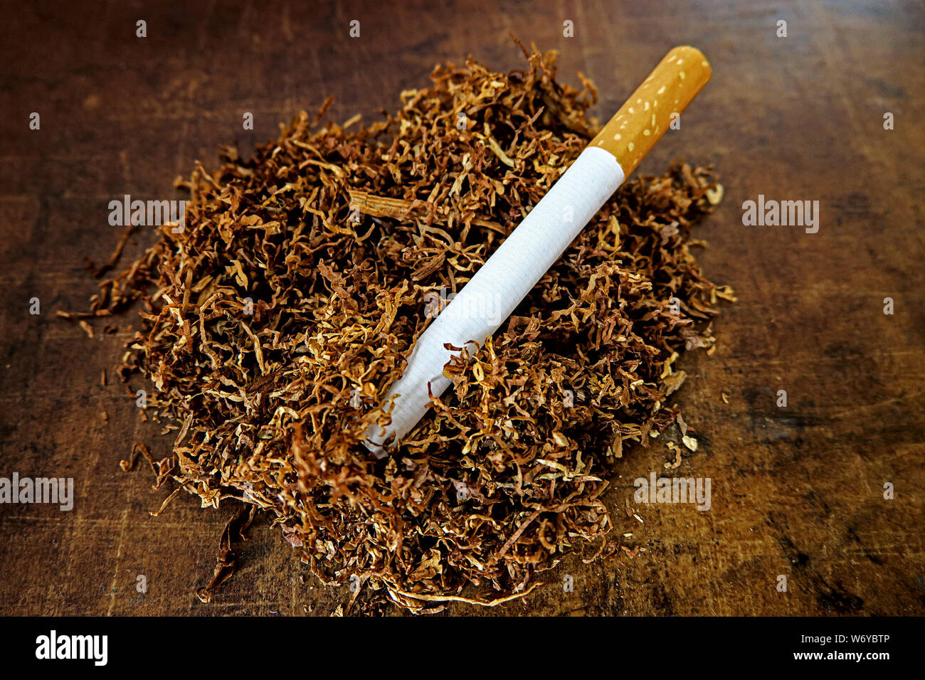 Loose leaf tobacco hires stock photography and images Alamy