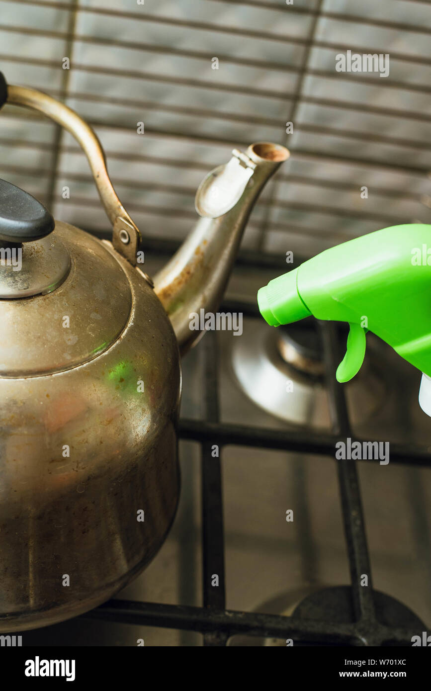 Descale and grease a metal kettle with a cleaning agent in the kitchen