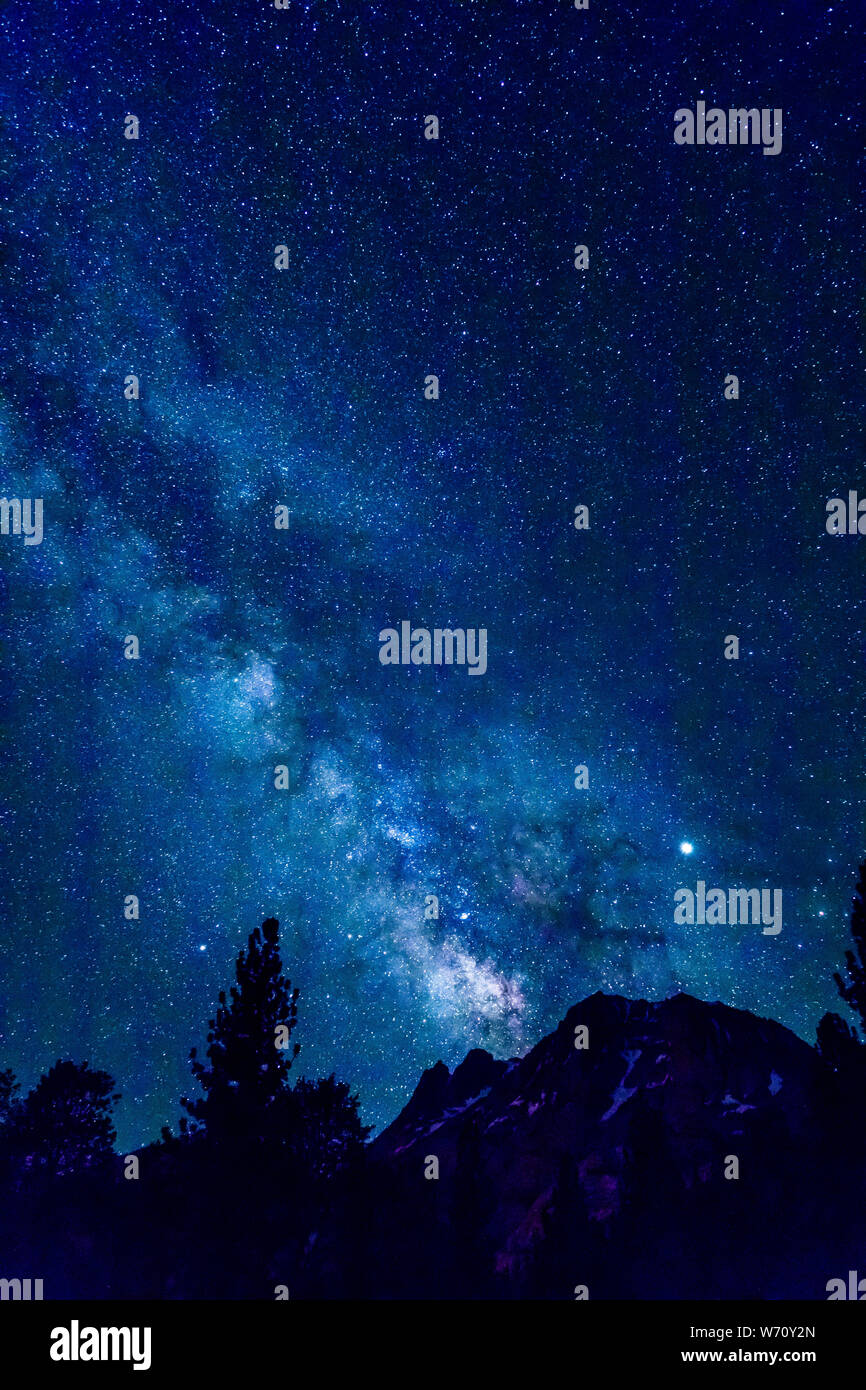 Starry sky mountains trees hi-res stock photography and images - Alamy