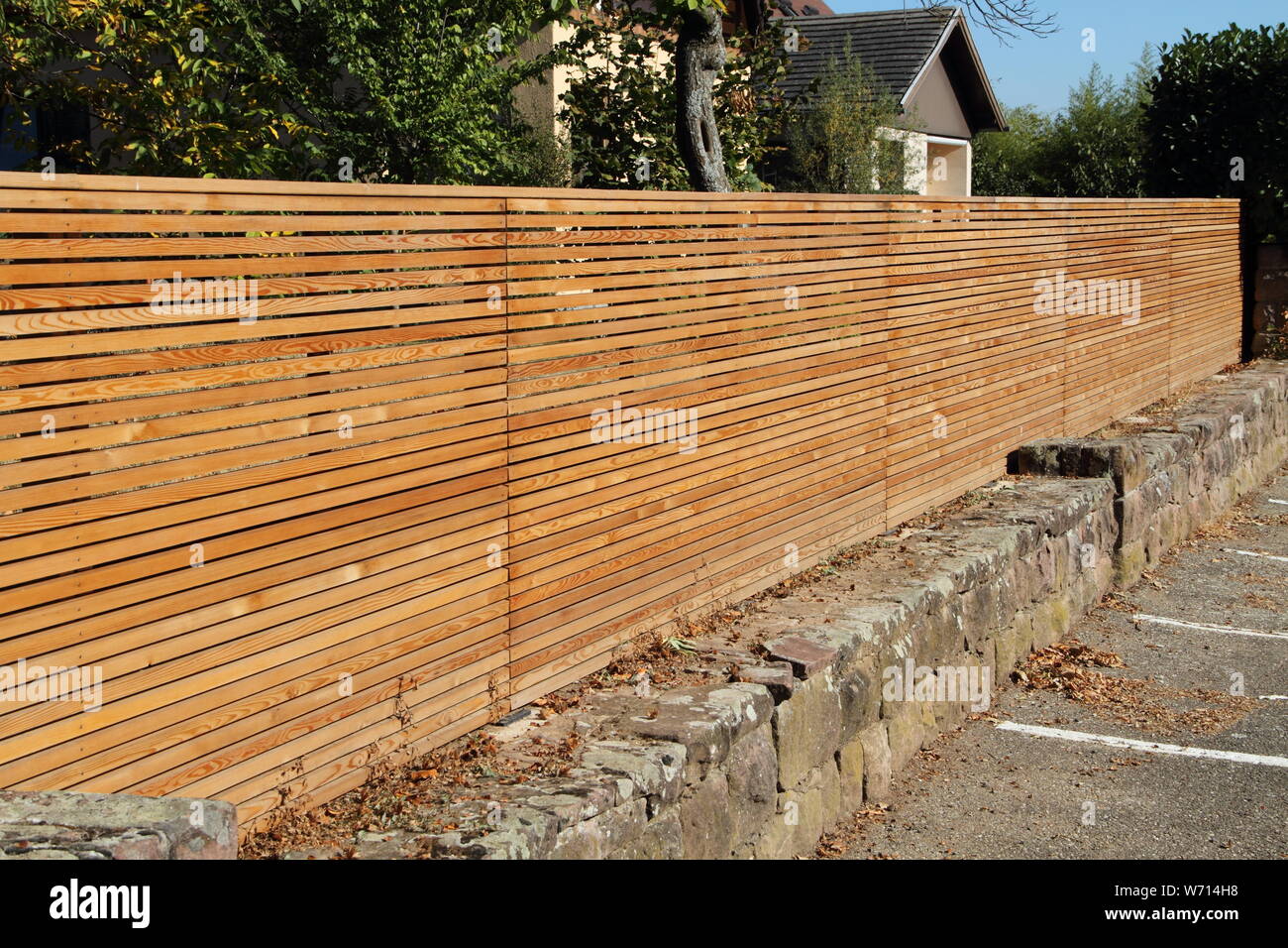 Garden and fence hi-res stock photography and images - Alamy
