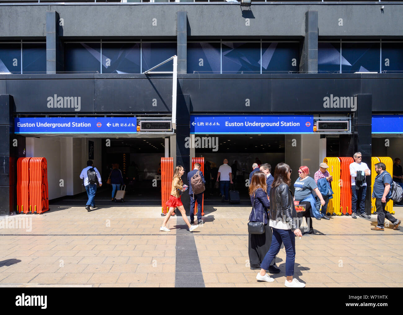 Euston station passenger signs hi-res stock photography and images - Alamy