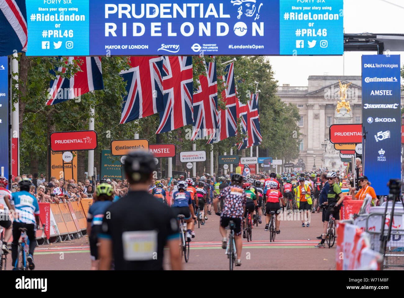 Prudential RideLondon London Surrey 100. Around 25,000 riders set off from Queen Elizabeth Olympic Park before heading out through London into Surrey and returning to The Mall in London after 100 miles.. Top club riders are finishing, but riders will continue to finish throughout the day Stock Photo