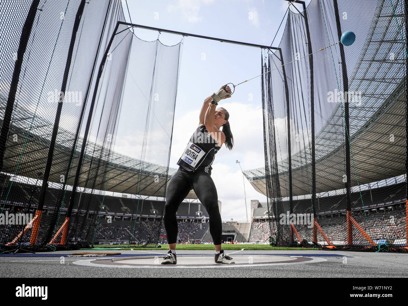 Women hammer throw olympic hires stock photography and images Alamy