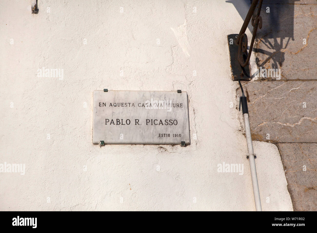 House where Pablo Picasso lived, Cadaques, Catalonia - 'En aquesta casa va viure Pablo R Picasso' Stock Photo