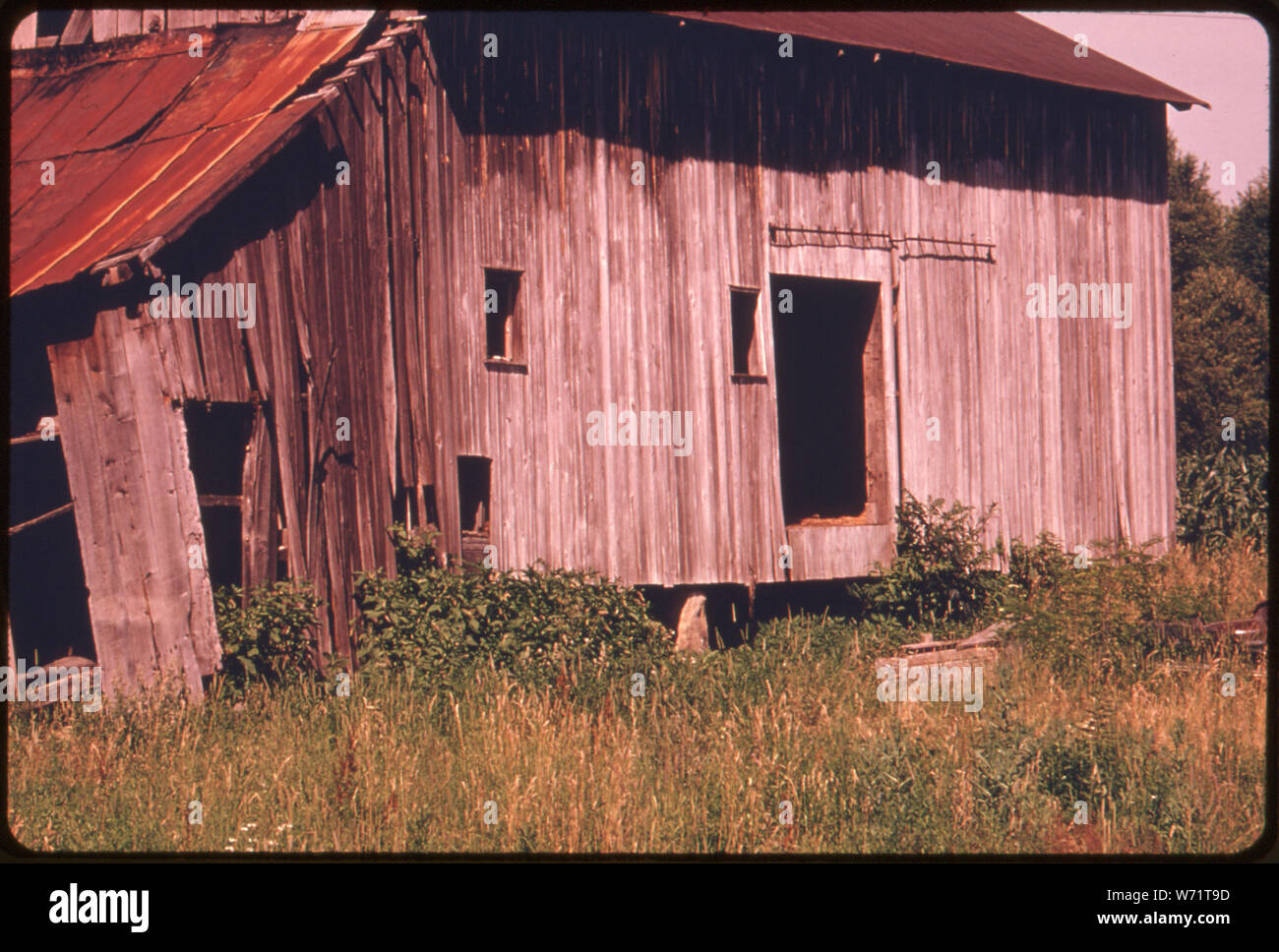 ABANDONED BARN WEATHERED BY THE ELEMENTS OFF ROUTE #800 NEAR BARNESVILLE IN SOUTHEASTERN OHIO Stock Photo