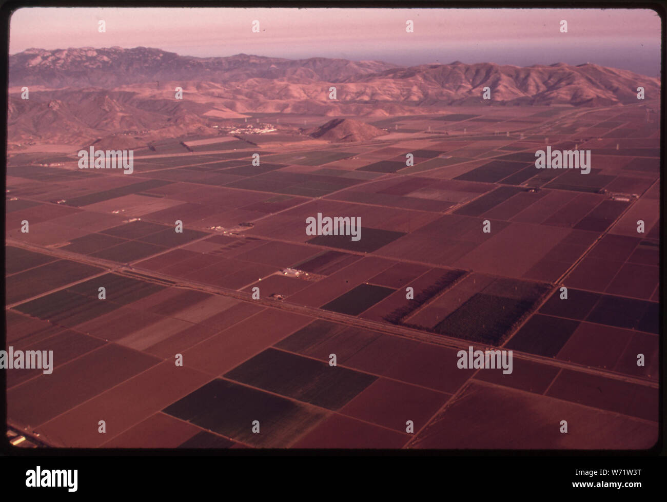 AERIAL VIEW OF OXNARD PLAIN, A PRIME AGRICULTURAL AREA IN VENTURA COUNTY, CALIFORNIA, NORTH OF LOS ANGELES, NOW BEING DEVELOPED FOR HOUSING. SOME 84 PERCENT OF THE STATE'S RESIDENTS LIVE WITHIN 30 MILES OF THE COAST AND THIS CONCENTRATION HAS RESULTED IN INCREASING LAND USE PRESSURES. RESTRICTIONS ON COASTAL DEVELOPMENT WITHIN 1,000 YARDS OF THE SHORELINE WERE TIGHTENED WITH THE PASSAGE OF THE COASTAL ZONE CONSERVATION ACT IN NOVEMBER, 1972 Stock Photo