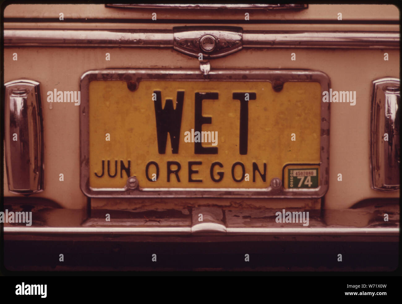 AN OREGON PERSONALIZED LICENSE PLATE WITH THE LETTERS WET HOWEVER, LACK OF RAIN CREATED A SERIOUS ENERGY CRISIS IN THE PACIFIC NORTHWEST IN THE FALL OF 1973. PERSONALIZED LICENSE PLATES COST DRIVERS EXTRA MONEY WHICH IS USED TO CLEAN UP LITTER ALONG ROADSIDES IN THE STATE Stock Photo
