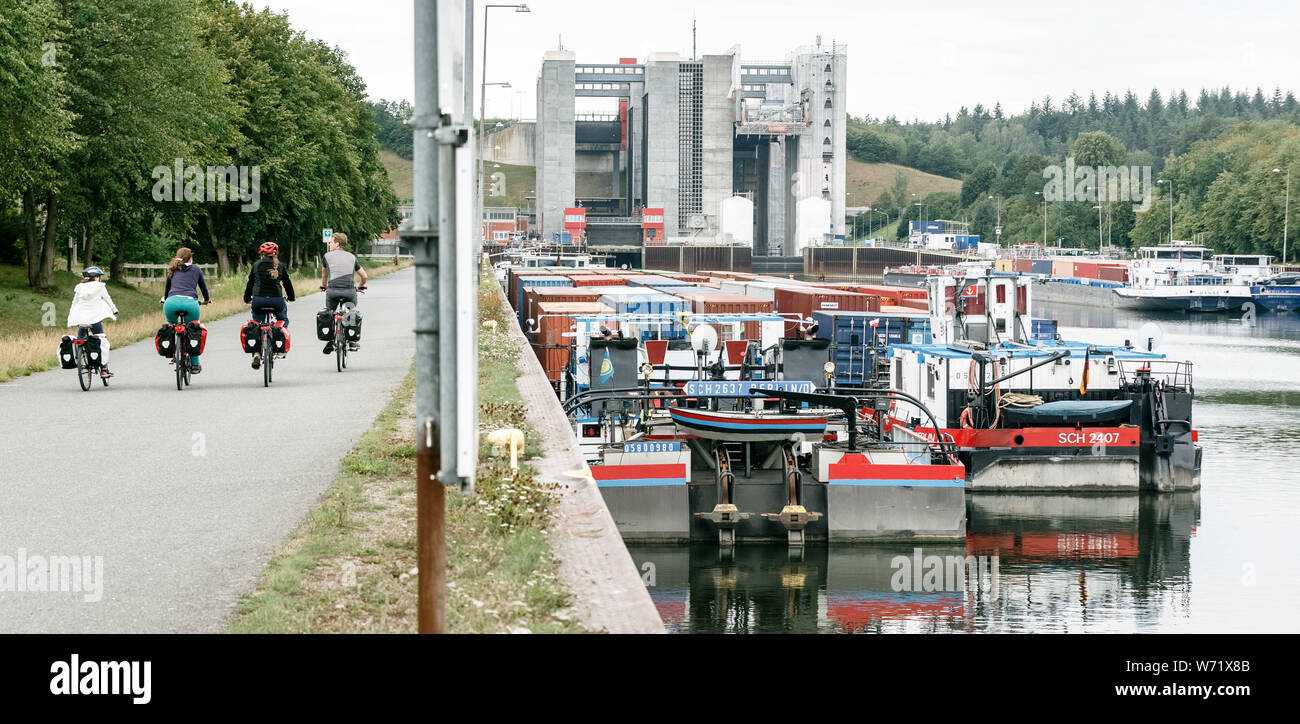 Scharnebeck, Germany. 04th Aug, 2019. Inland waterway vessels are piling up on the Elbe side canal in front of the Lüneburg-Scharnebeck ship lift. Due to a defect in the Elbe weir near Geesthacht and the resulting drop in the Elbe level, it no longer carries ships. (to dpa 'Kaputter Damm am Elbstauwehr stops dozens of ships') Credit: Markus Scholz/dpa/Alamy Live News Stock Photo