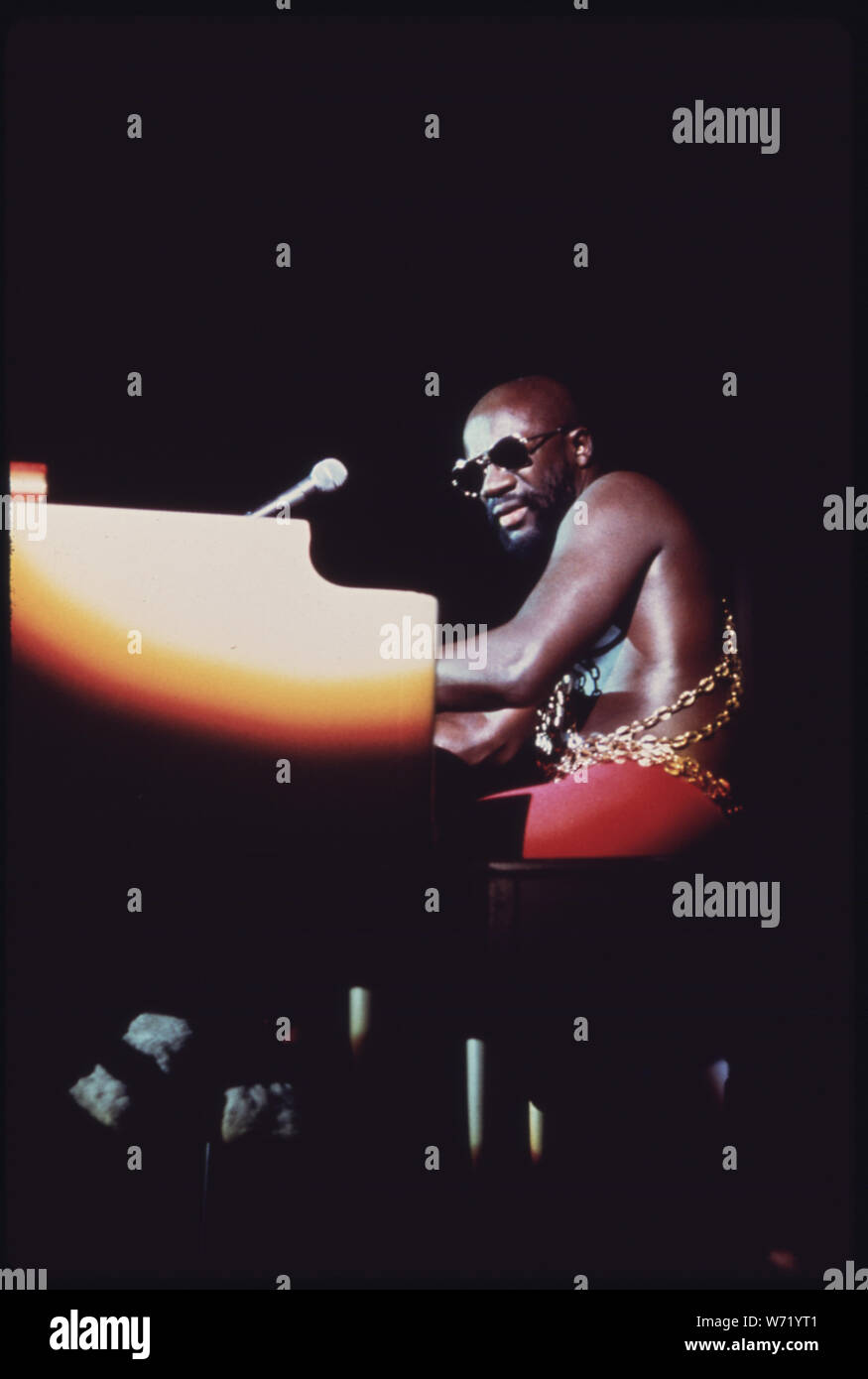 BLACK SOUL SINGER ISAAC HAYES PERFORMS AT THE INTERNATIONAL AMPHITHEATER IN CHICAGO AS PART OF THE ANNUAL PUSH 'BLACK EXPO' IN THE FALL OF 1973. THE ANNUAL EVENT SHOWCASES BLACK TALENT EDUCATIONAL OPPORTUNITIES, STARS, ART AND PRODUCTS TO PROVIDE BLACKS WITH AN AWARENESS OF THEIR HERITAGE AND CAPABILITIES, AND HELP THEM TOWARDS A BETTER LIFE Stock Photo