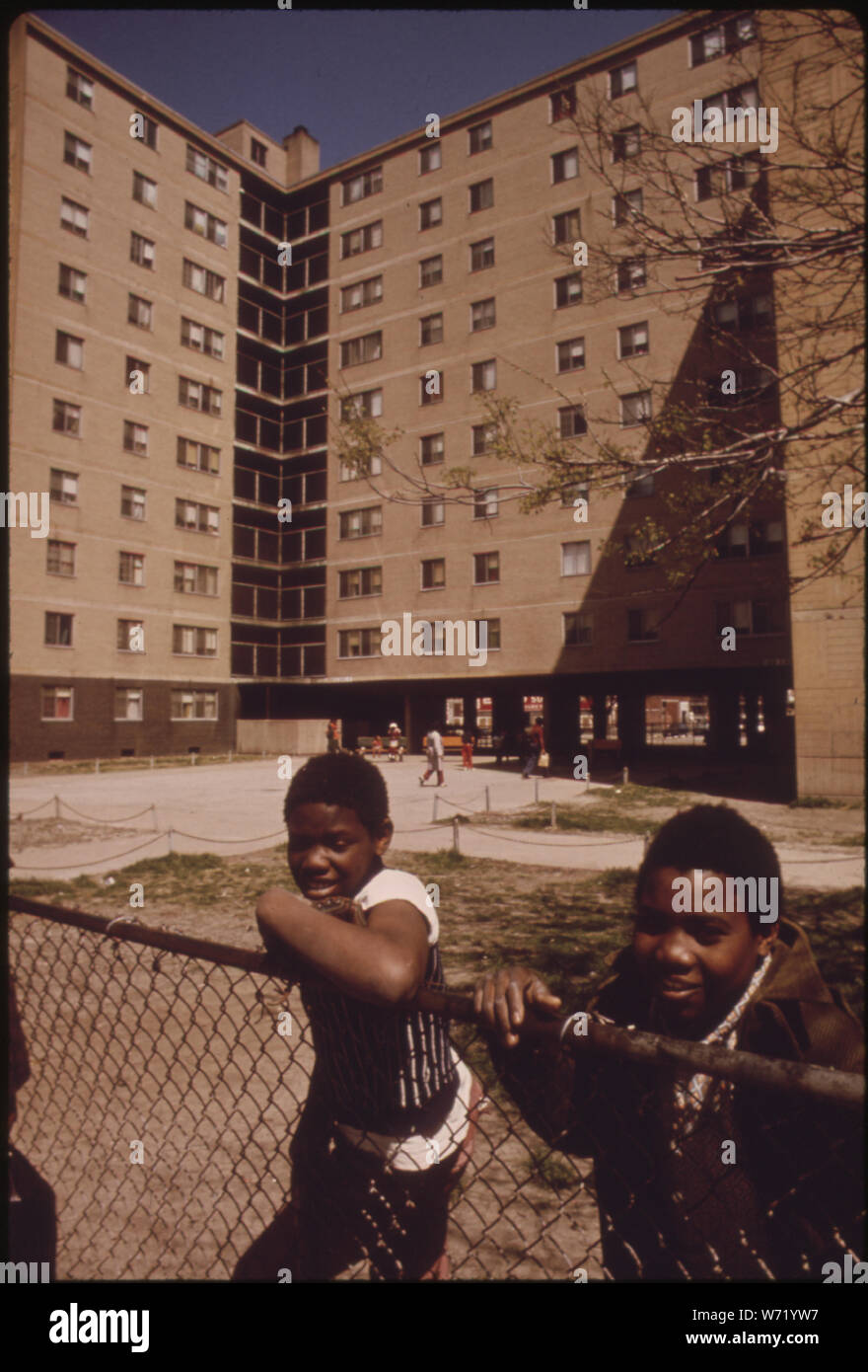 BLACK YOUNGSTERS OUTSIDE THE STATEWAY GARDENS HIGHRISE HOUSING PROJECT ON CHICAGO'S SOUTH SIDE. THE COMPLEX HAS EIGHT BUILDINGS WITH 1,633 TWO AND THREE BEDROOM APARTMENTS HOUSING 6,825 PERSONS. THEY WERE BUILT UNDER THE U.S. HOUSING ACTS OF 1949 AND 1968 THEY ARE MANAGED BY THE CHICAGO HOUSING AUTHORITY WHICH IS RESPONSIBLE FOR 41,500 PUBLIC HOUSING DWELLINGS. CHICAGO'S MIDDLE CLASS BLACKS LIVE ON THE SOUTH SIDE, WEST SIDE AND NEAR NORTH SIDE IN HIGHRISE APARTMENTS Stock Photo