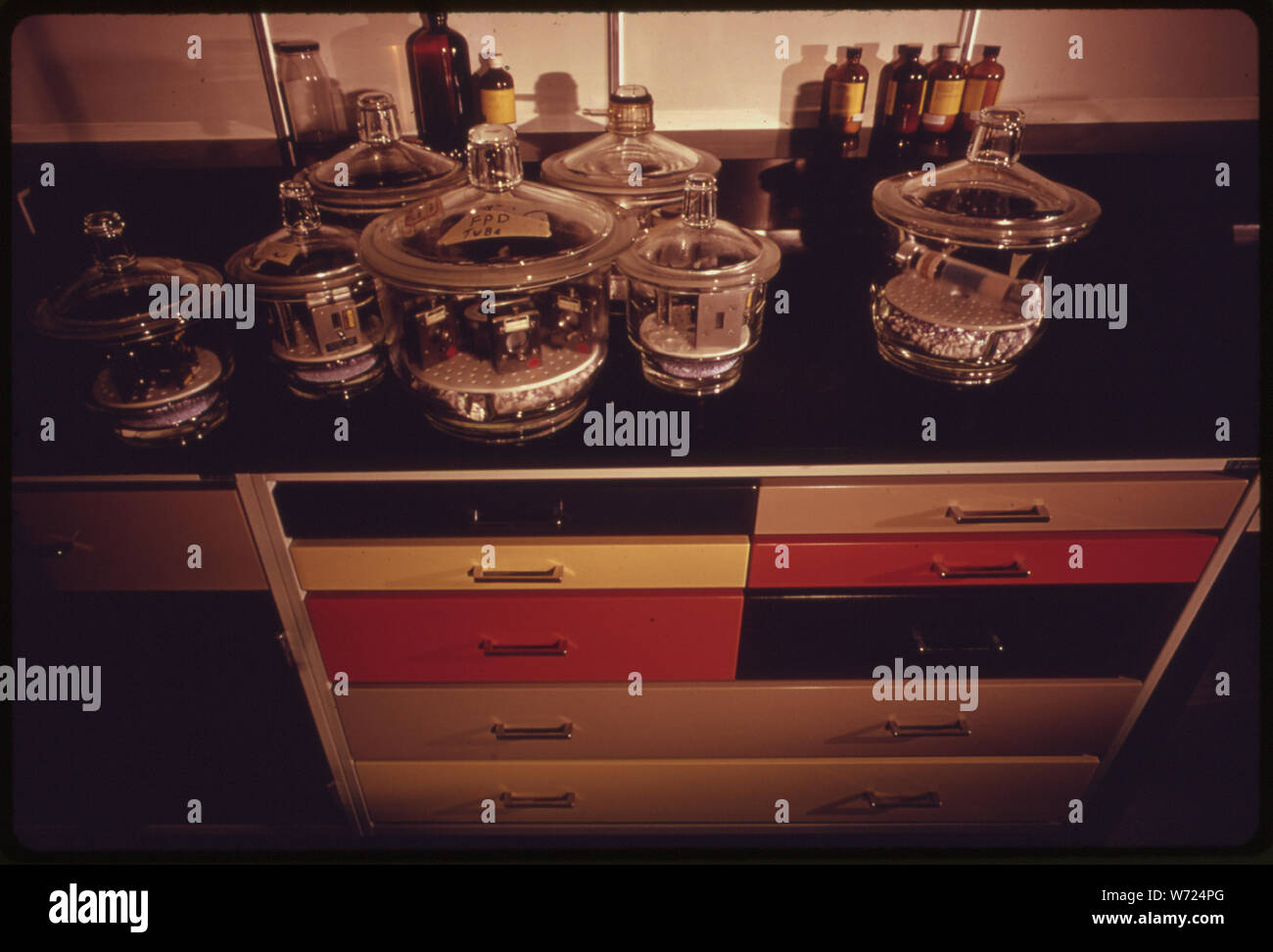 DESICCATORS IN WHICH CELLS TO BE USED IN AN INFRARED SPECTROPHOTOMETER ARE STORED. THE DESICCATORS, LOCATED AT THE ENVIRONMENTAL PROTECTION AGENCY MISSISSIPPI TEST FACILITY AT BAY ST LOUIS, LOOK LIKE LARGE CANDY JARS AND KEEP THE CELLS DRY Stock Photo