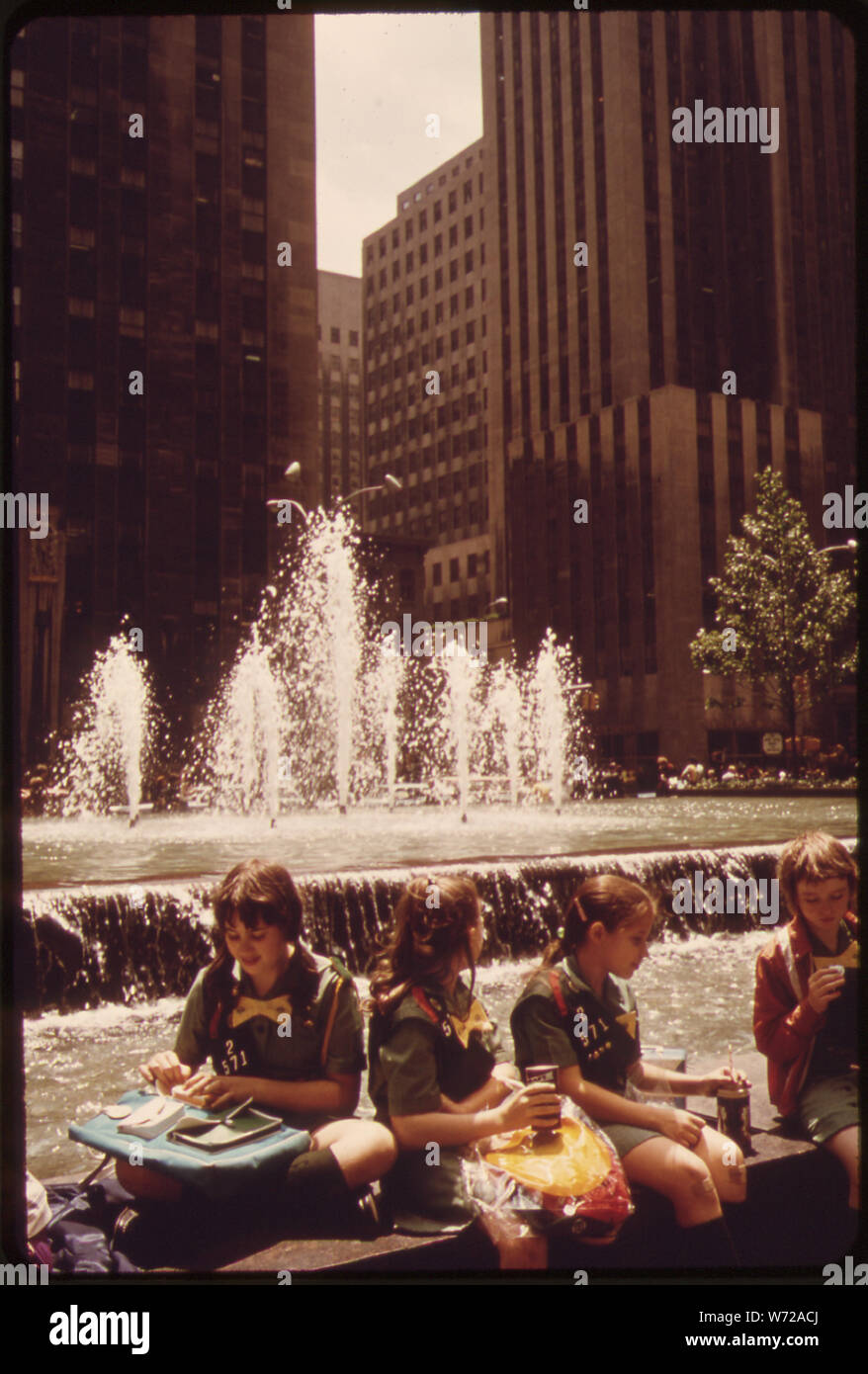 GIRL SCOUTS LUNCH ALONGSIDE ROCKEFELLER CENTER FOUNTAIN 5TH AVENUE SIDE ...