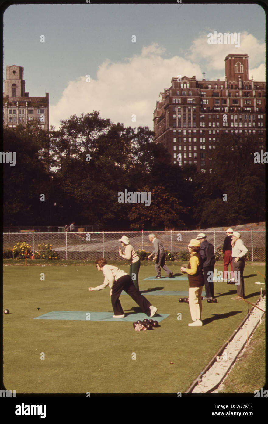 MEMBERS OF THE BOWLING GREEN BOWLING CLUB MEET FOR A GAME IN CENTRAL PARK. THE NEW YORK CITY DEPARTMENT OF PARKS WATERS THE FINE TURF, AND CLUB MEMBERS, WHO MEET THREE TIMES A WEEK, TEND A FLOWER BORDER THEMSELVES Stock Photo
