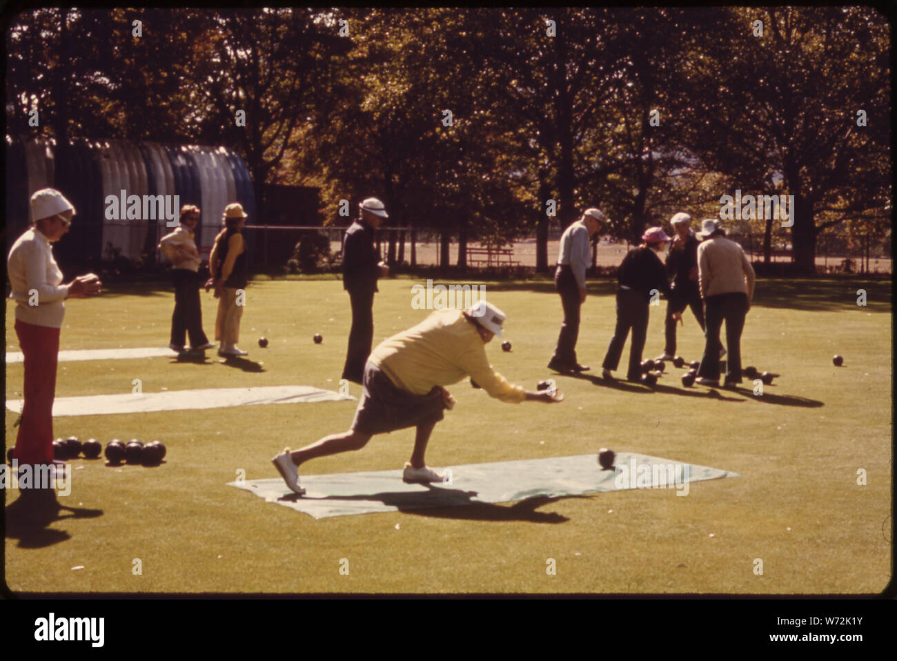 MEMBERS OF THE BOWLING GREEN BOWLING CLUB MEET FOR A GAME IN CENTRAL PARK. THE NEW YORK CITY DEPARTMENT OF PARKS WATERS THE FINE TURF, AND CLUB MEMBERS, WHO MEET THREE TIMES A WEEK, TENT A FLOWER BORDER THEMSELVES Stock Photo