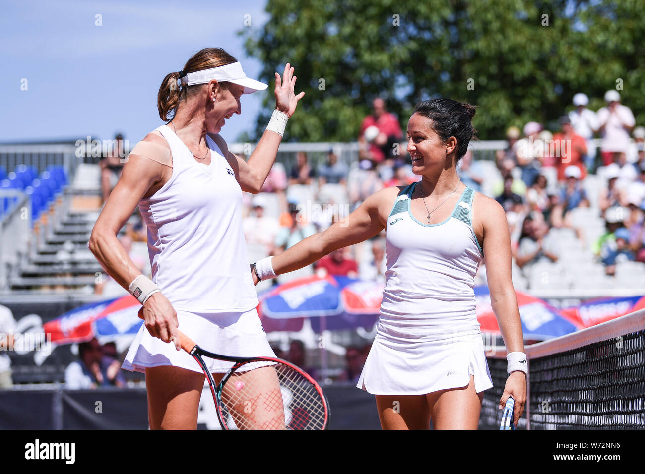Karlsruhe Rueppurr, Germany. 04th Aug, 2019. Lara Arruabarrena (ESP, r.)  And Renata Voracova (CZE, l.) Celebrate the victory in doubles. GES/Tennis/ WTA 125k Series Tournament, 04.08.2019 Tennis: WTA Tournament, LIQUI MOLY  Open Karlsruhe,