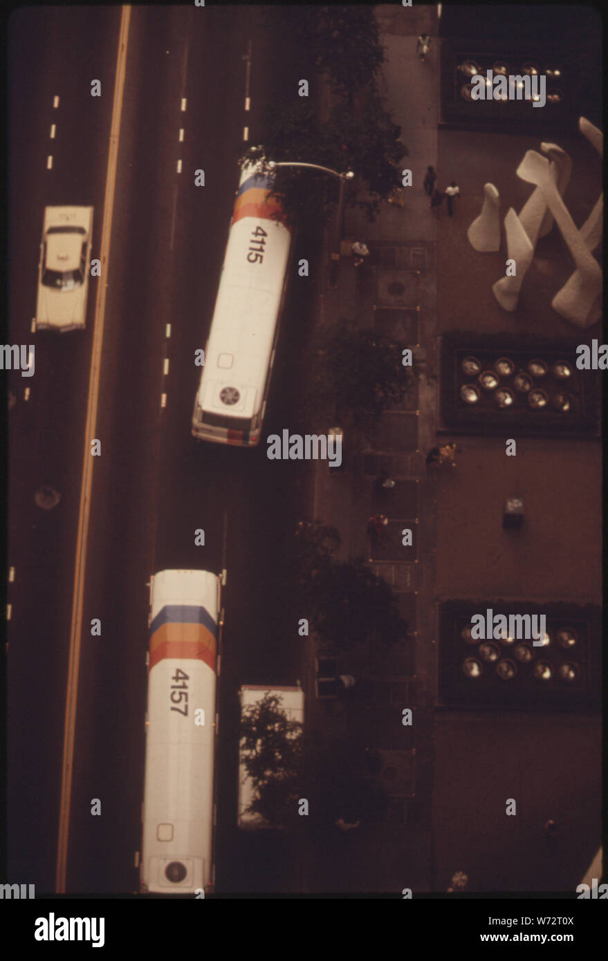 OVERHEAD VIEW OF METROPOLITAN ATLANTA RAPID TRANSIT AUTHORITY (MARTA) BUSES IN DOWNTOWN ATLANTA, GEORGIA. RIDERSHIP ON THE SYSTEM INCREASED 27 PERCENT FROM 1970 TO 1974 BECAUSE OF IMPROVED SERVICES AND A FARE DECREASE. VOTERS AUTHORIZED A ONE PERCENT SALES TAX FOR IMPROVING THE TRANSIT SYSTEM. IN 1974 IT BROUGHT IN $53 MILLION DURING THAT YEAR THE MARTA OPERATING BUDGET WAS $29 MILLION, AND $10 MILLION WAS COLLECTED FARES Stock Photo