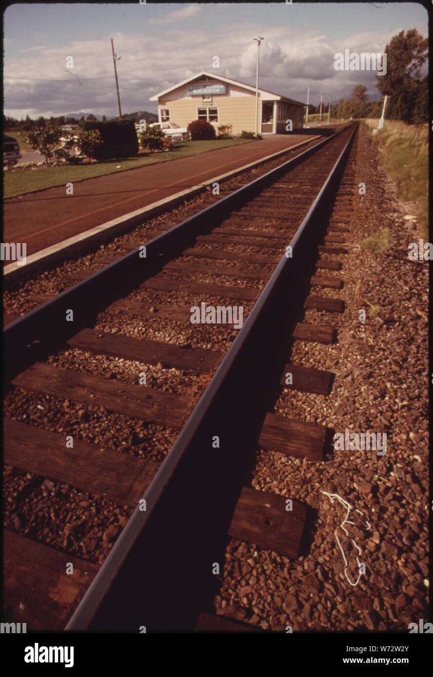 PASSENGER DEPOT AT MOUNT VERNON, WASHINGTON, NORTH OF SEATTLE. AMTRAK IS WORKING TO RENOVATE MANY OF THE TERMINALS IT INHERITED FROM THE NATION'S RAILROADS. THEY VARY IN SIZE FROM SMALL STATIONS LIKE THIS TO LARGE ONES IN CITIES SUCH AS CHICAGO. SINCE AMTRAK ASSUMED MAJOR RESPONSIBILITY FOR U.S. INTERCITY RAIL PASSENGER TRANSPORTATION IN 1971, IT HAS REVERSED THE DECLINE IN RIDERSHIP Stock Photo