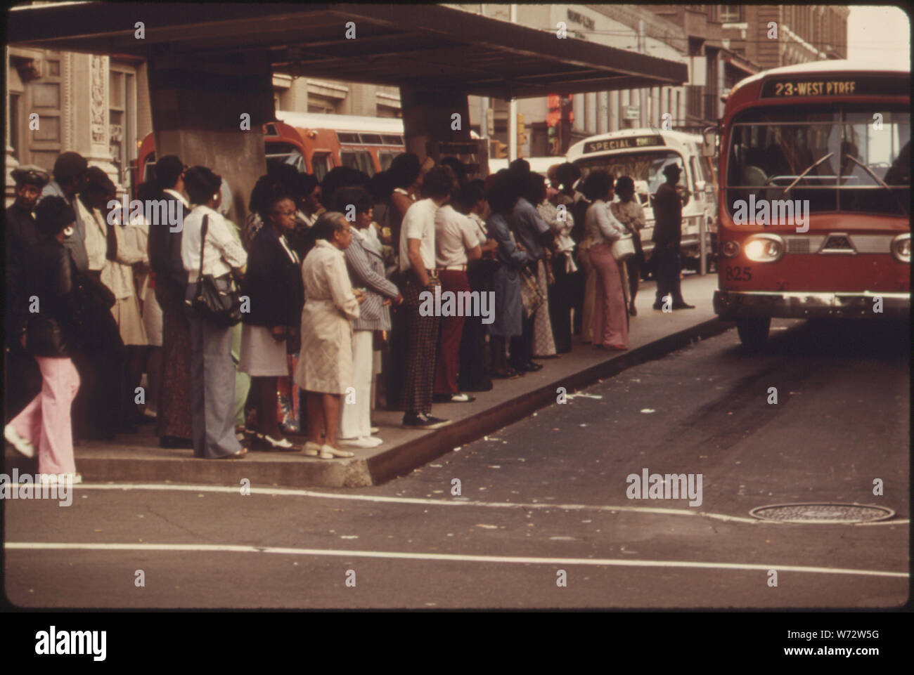 PASSENGERS IN ATLANTA, GEORGIA, WAITING FOR THEIR METROPOLITAN ATLANTA RAPID TRANSIT AUTHORITY (MARTA) BUS DURING RUSH HOUR. RIDERSHIP INCREASED 27 PERCENT FROM 1970 TO 1974 WHEN IT REACHED 73,727,000 PASSENGERS. THE INCREASE OCCURRED FOR A NUMBER OF REASONS, INCLUDING NEW BUSES, NEW ROUTES, NIGHT SERVICE 100-PASSENGER WAITING SHELTERS (SEE PHOTO), FRINGE PARKING AND A DECREASE IN FARE FROM 40 TO 15 CENTS Stock Photo
