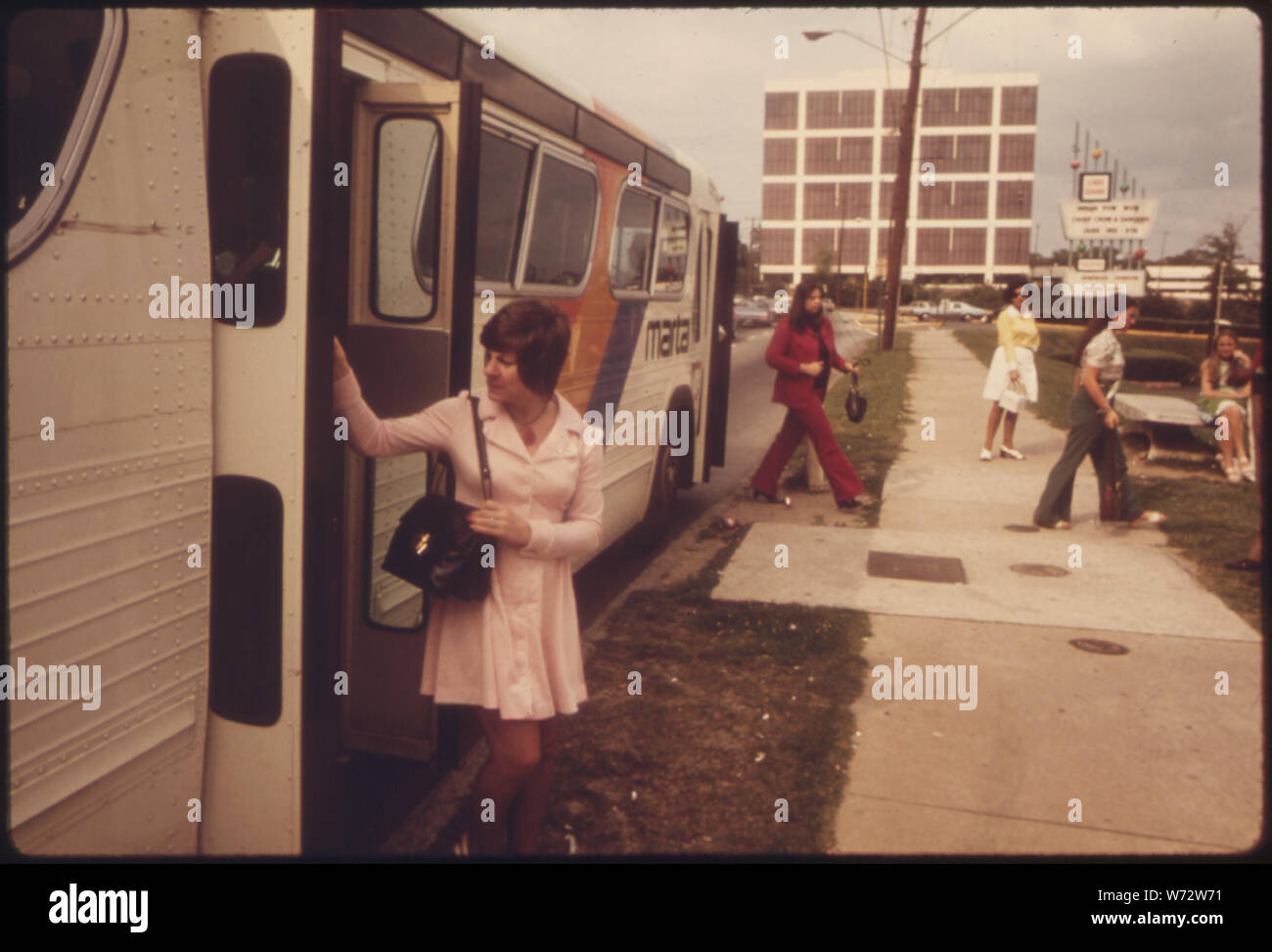 PASSENGERS LEAVING A METROPOLITAN ATLANTA RAPID TRANSIT AUTHORITY (MARTA) BUS IN ATLANTA, GEORGIA. RIDERSHIP IN 1974 WAS 73,727,000, AN INCREASE OF 27 PERCENT FROM 1970. MOST OF THE INCREASE CAME FROM PERSONS WHO HAD NEVER BEFORE BEEN REGULAR RIDERS ON THE SYSTEM. A FARE DECREASE FROM 40 TO 15 CENTS, NEW BUSES, NEW ROUTES NIGHT SERVICE, IMPROVED INFORMATION SERVICE AND FRINGE PARKING WERE REASONS FOR THE PASSENGER INCREASE Stock Photo