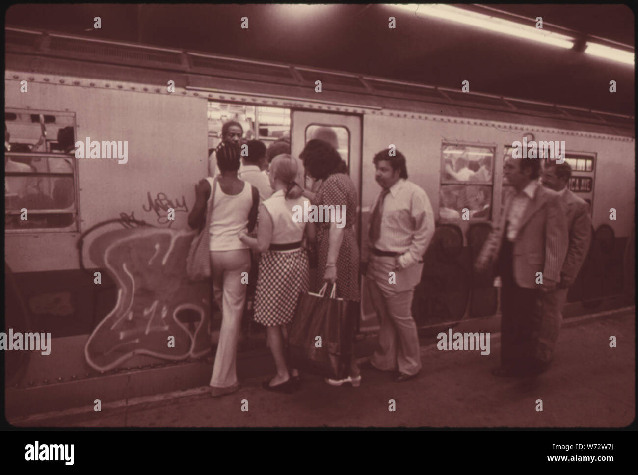 PASSENGERS BOARDING A LEXINGTON AVENUE LINE SUBWAY CAR OPERATED BY THE NEW YORK CITY TRANSIT AUTHORITY. THE 232-MILE SYSTEM IS THE LONGEST IN THE WORLD AND IS OF CRUCIAL IMPORTANCE TO THE CITY. IN 1970 IT CARRIED 2.1 MILLION PERSONS DAILY WHICH AMOUNTED TO 47 PERCENT OF THE WORK FORCE. DESPITE THIS IMPORTANCE, NEW YORK CITY VOTERS HAVE REFUSED TO AUTHORIZE ANY NEW FUNDS FOR MORE IMPROVEMENTS, OR TO ALLOW THE 35-CENT FARE TO BE RAISED TO COVER OPERATION COSTS Stock Photo