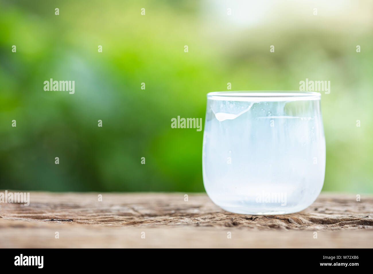 молоко стакан пустой. молоко в стакане. стакан с молоком на столе на кухне. полстакана молока. пустое молоко.