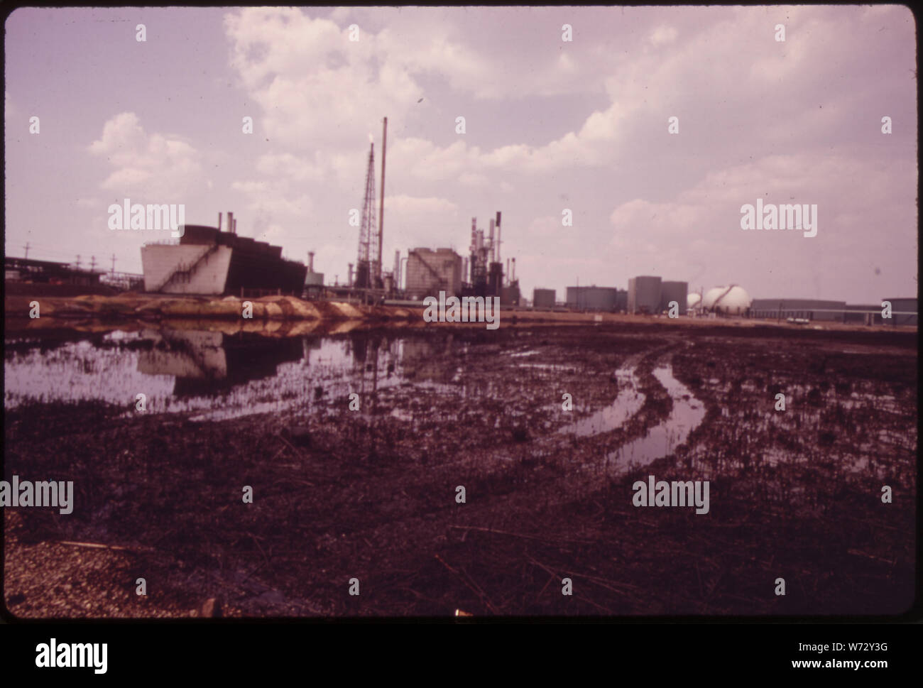 PORT READING ON THE ARTHUR KILL. ON OCTOBER 31, 1969, THE HESS OIL TANK FARM, SEEN HERE, COLLAPSED, SPILLING A MILLION GALLONS OF OIL THE MESS STILL REMAINS Stock Photo