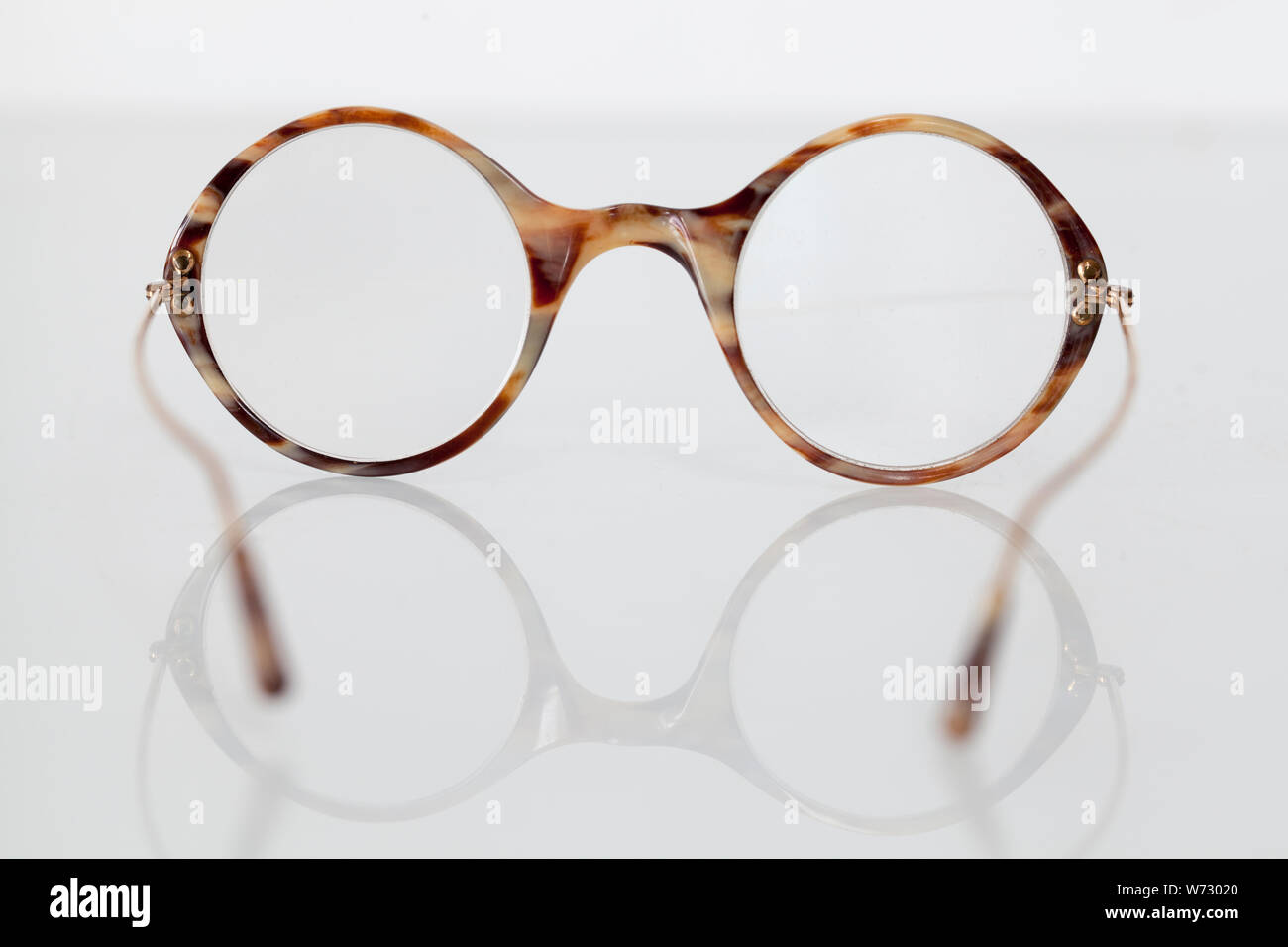 Spectacles vintage hi-res stock photography and images - Alamy