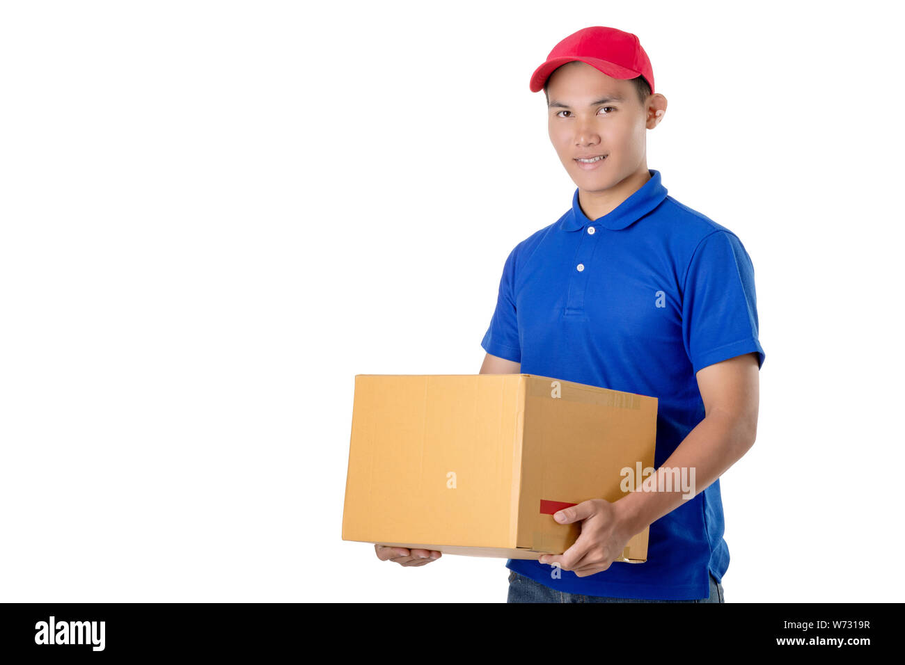 Курьер почтальон. Передача документов курьеру. Курьер документов. Человек с посылкой без фона. Человек доставляющий письма.