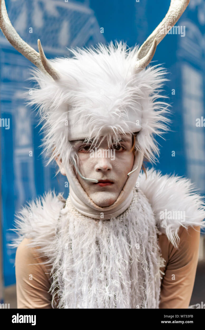 Edinburgh, Scotland, UK. 4th August, 2019. A performer on the Royal Mile promoting the Friendswood High School, Texas presentation of Peer Gynt by Henrik Ibsen on at Central Hall venue 295 during the Edinburgh Fringe Festival. Credit: Skully/Alamy Live News Stock Photo