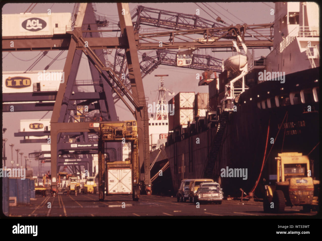 Ship at dock port newark hi-res stock photography and images - Alamy