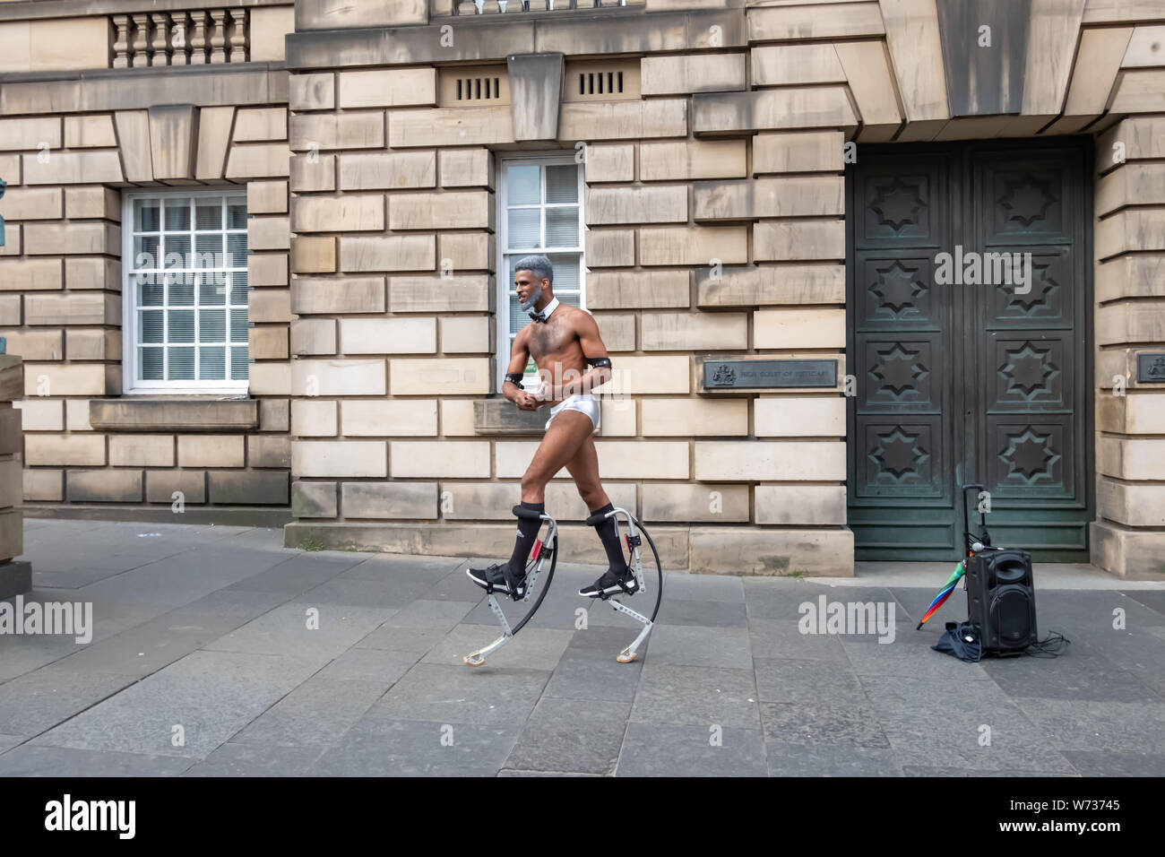 Edinburgh Scotland Uk 4th August 19 Performer On The Royal Mile Promoting Happily Ever Poofter The Edinburgh Scotland Uk 4th August 19 Performer On The Royal Mile Promoting Happily Ever Poofter The